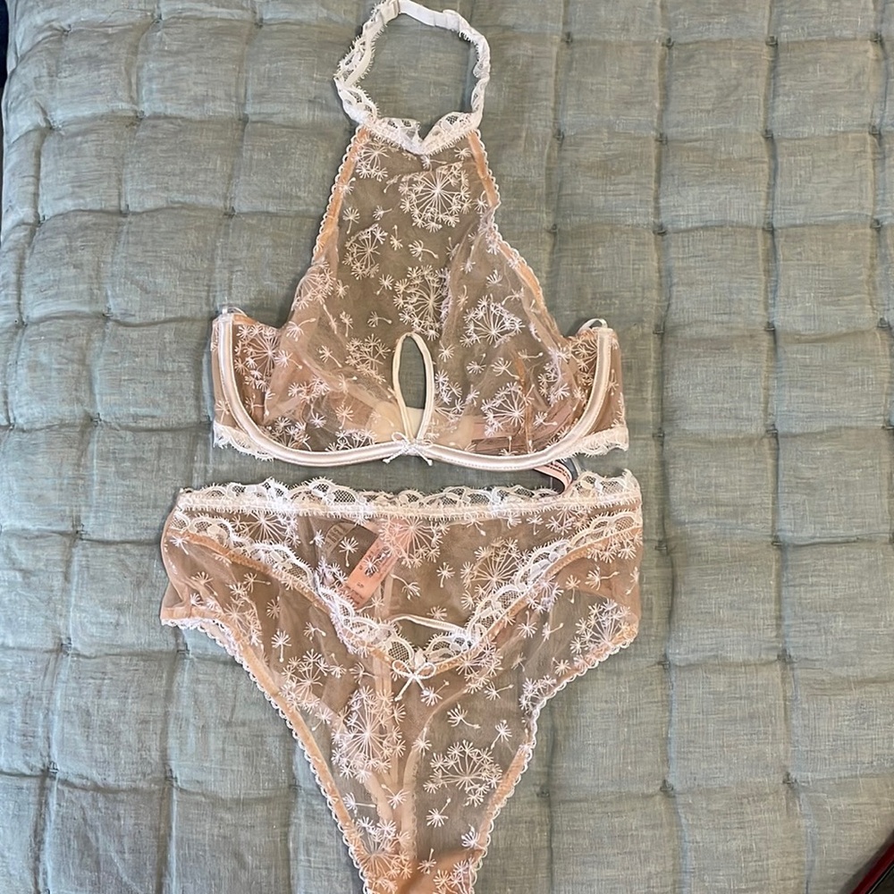 Set Victoria’s Secret halter bralette and thong
